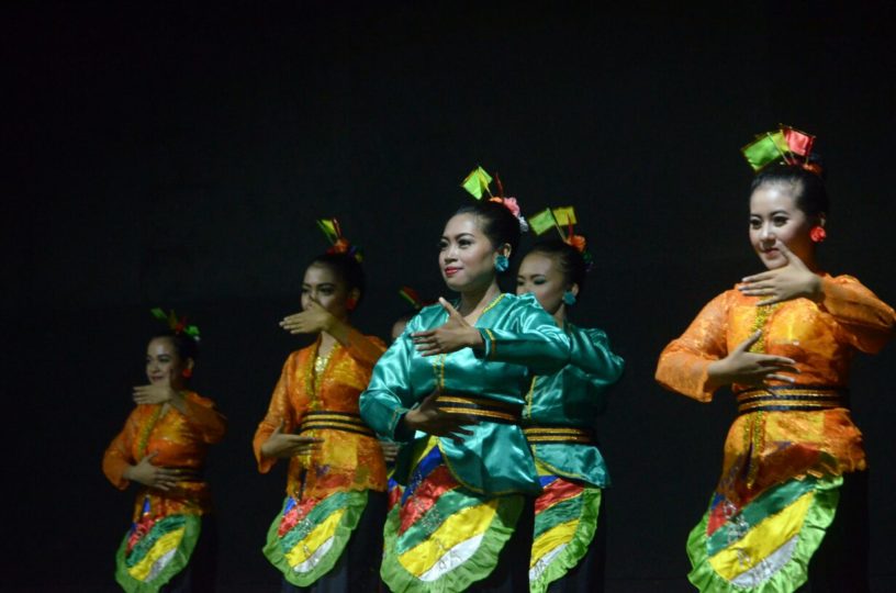 Tari Lahbako Memeragakan Gerakan Pengolah Tembakau di Jember Diiringi Musik Katrol