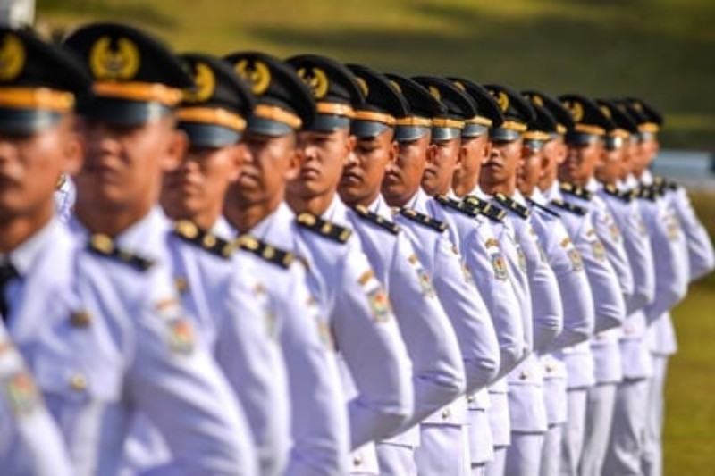Pamong praja muda mengikuti Pelantikan Pamong Praja Muda Institut Pemerintahan Dalam Negeri (IPDN) Angkatan ke XXXI di Lapangan IPDN, Jatinangor, Kabupaten Sumedang, Jawa Barat.