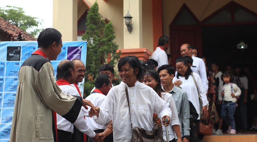 Dusun di Nganjuk ini Terangi Jalan dengan Puluhan Obor saat Perayaan Paskah