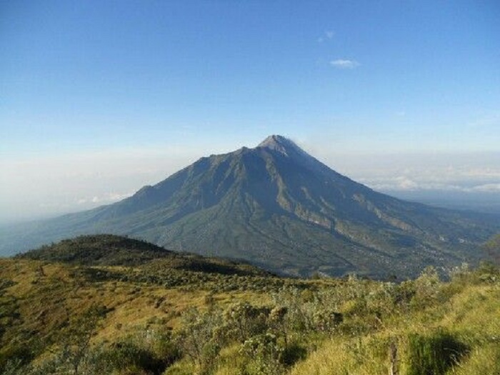 Nekat Lewat Jalur Terlarang, Seorang Pendaki Merbabu Dikabarkan&nbsp;Hilang