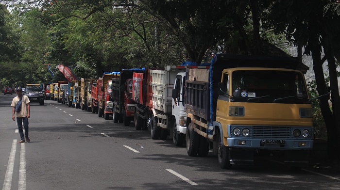 ⁠Puluhan Sopir Truk Demo ke DPRD Nganjuk, Ini yang Dituntut