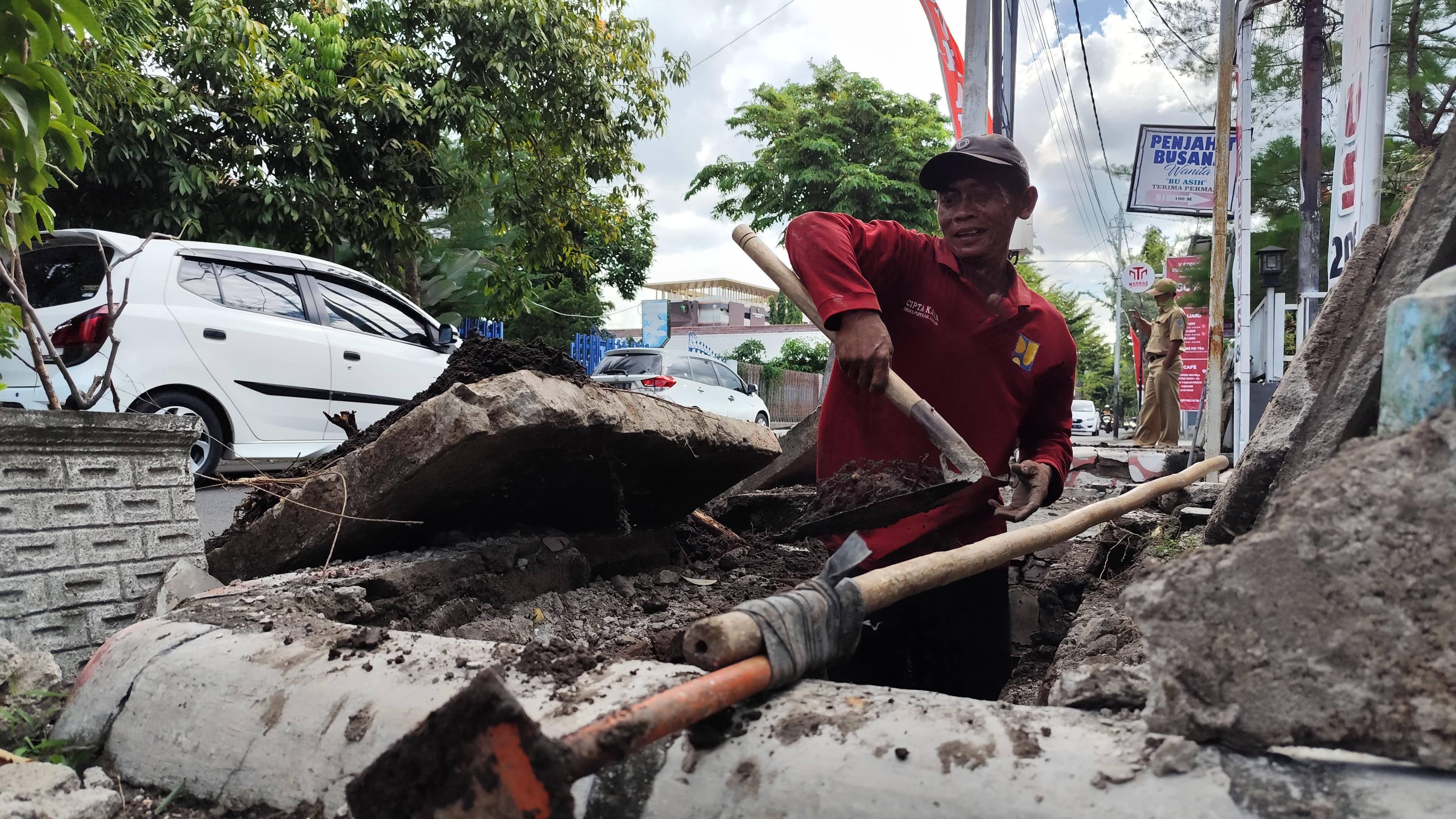 CEGAH BANJIR: Pembersihan gorong-gorong dilakukan untuk pencegahan banjir karena cuaca ekstrem di Kota Angin
