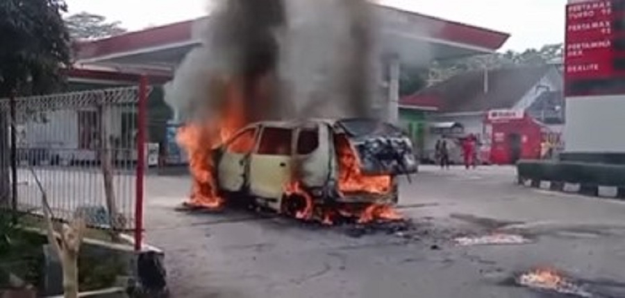 Diduga Korsleting Listrik, Sebuah Mobil di Magelang Habis Dilalap Kobaran Api di Pintu Masuk SPBU