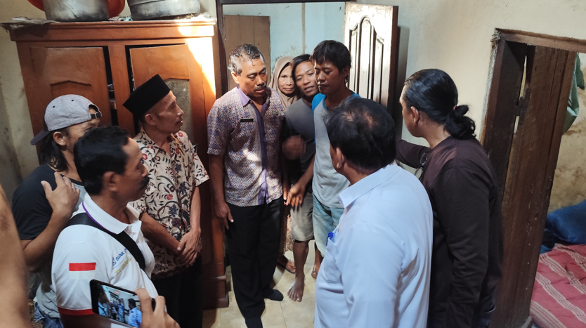 Bupati Marhaen Djumadi menjenguk Sunaji, korban salah amuk massa di Pasar Warujayeng, kemarin. Marhaen datang sekitar pukul 15.30 WIB. Dia langsung menuju ke rumah  Sunaji, 31, warga Jarakan, Desa Sid