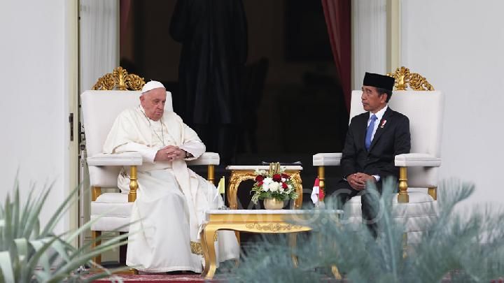 Jokowi dan Rombongan Berangkat ke Vatikan, Membawa Pesan Pribadi dari Prabowo