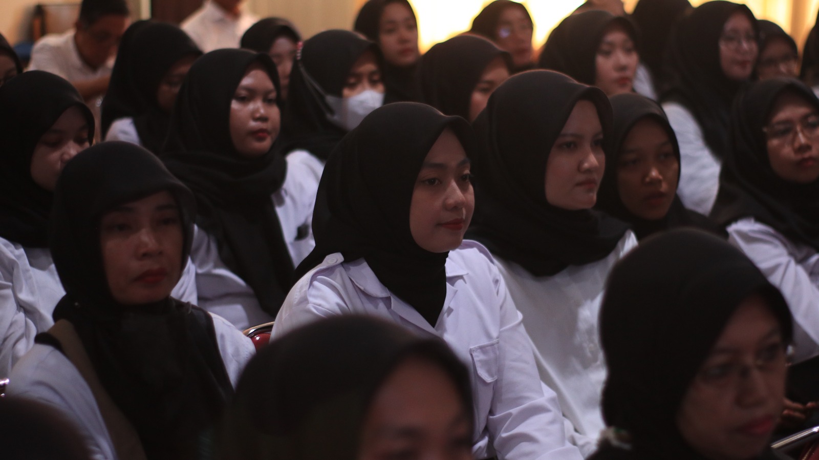 MENUNGGU: 183 PPPK tahap pertama mendengarkan pemaparan dari BKPSDM sebelum tanda tangan kontrak. Satu orang PPPK akan pensiun tahun depan.