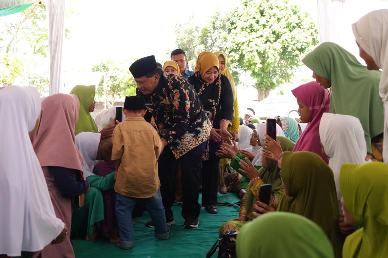 Marhaen Menyalami Jamaah Fatayat NU
