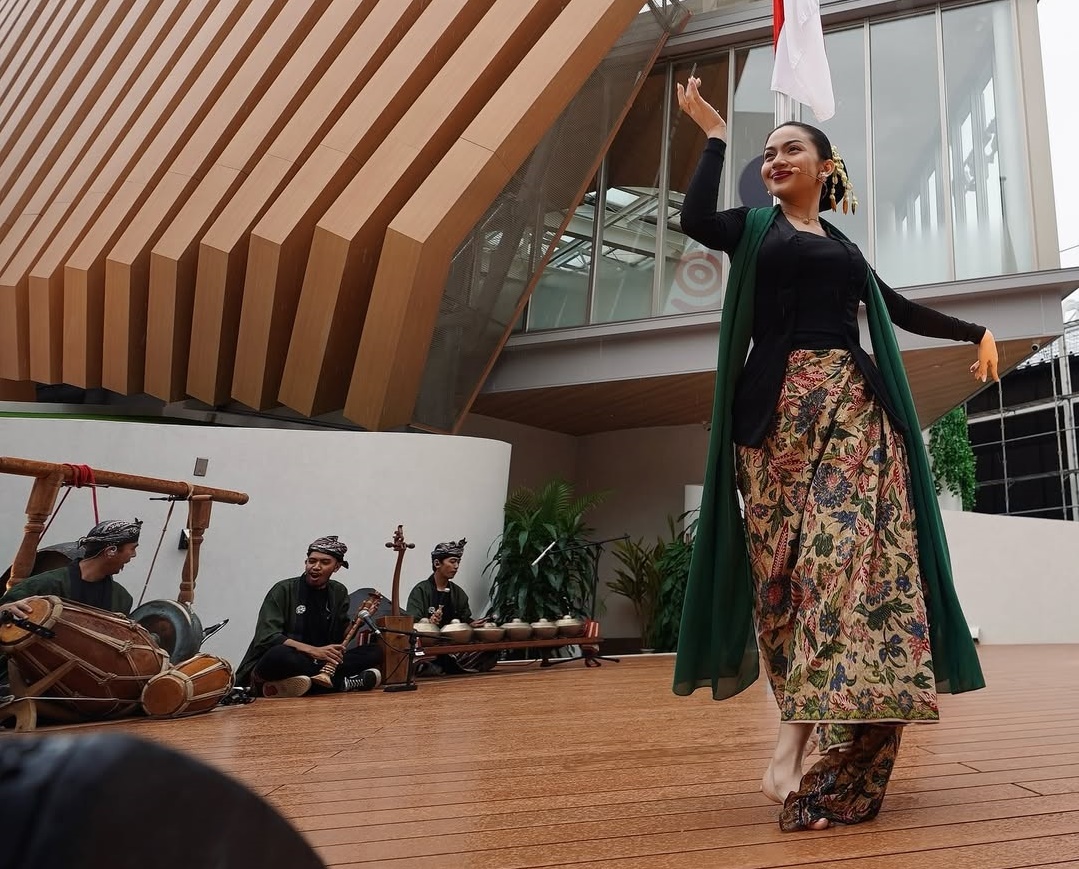 Ariel Tatum Tampil Menawan Saat Bawakan Tari Jaipongan di World Expo Osaka 2025