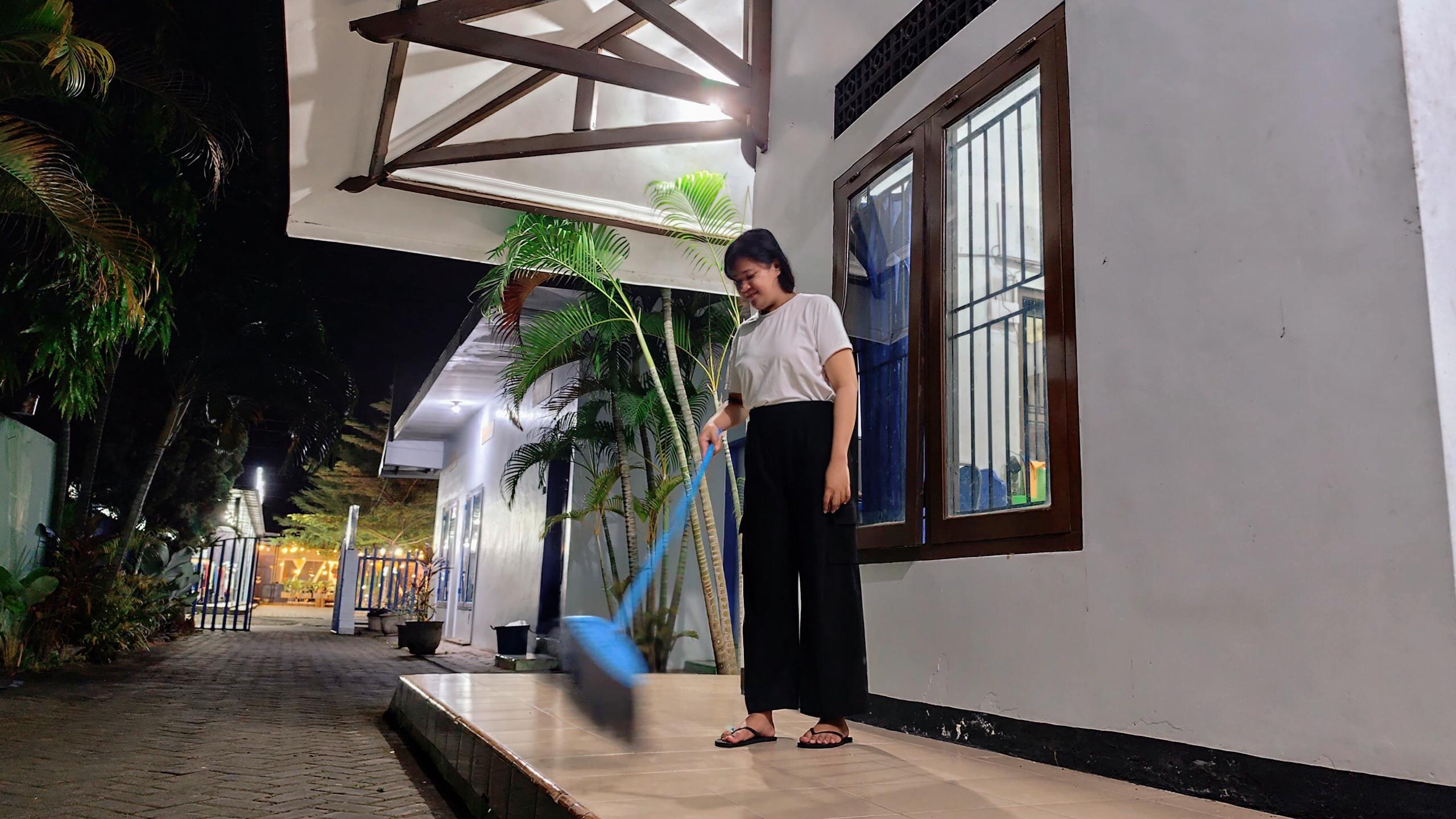 Larangan Menyapu di Malam Hari bagi Gadis, Mengupas Mitos Jawa dan Perspektif Islam