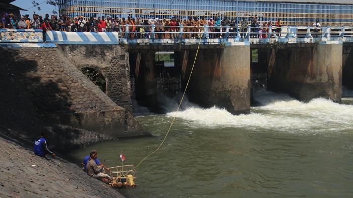 Prosesi larung sesaji di Bendungan Baduk kemarin. Ratusan orang melihat di atas jembatan saat pelarungan sesajen, sebagai bentuk wujud syukur pada Tuhan Yang Maha Esa.
