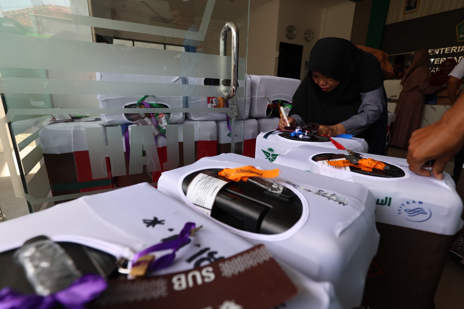 Inovatif! Koper Haji Kediri dengan Sentuhan Khas, Boneka dan Centong sebagai Ciri Unik