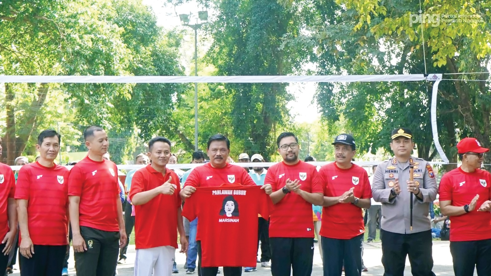 Ketua DPRD Nganjuk Ikut Main Voli Lintas Sektor dalam Rangka Hari Buruh, Begini Keseruannya