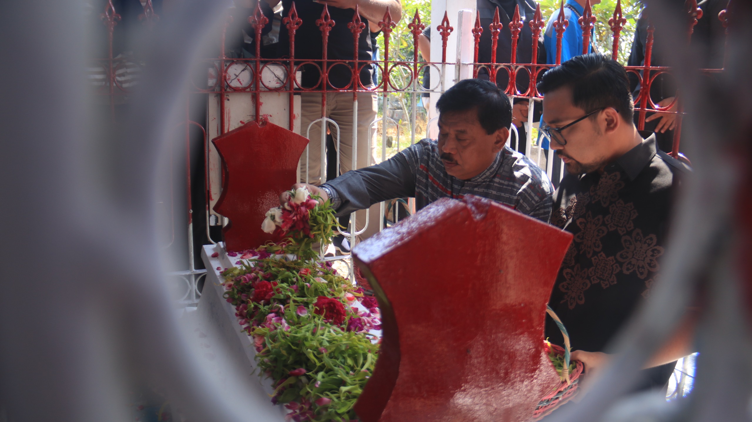 Bupati Marhaen dan Ratusan Orang Ziarah ke Makam Marsinah, Pahlawan Buruh asal Nganjuk