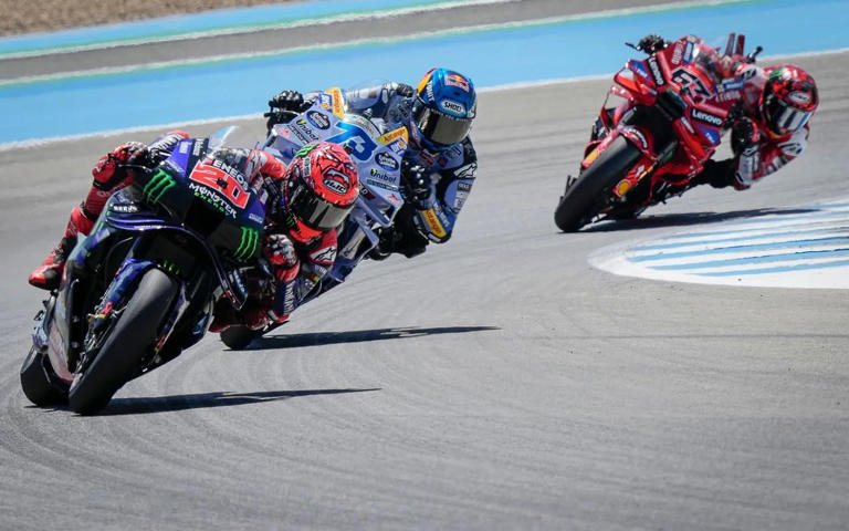 Dari depan: Fabio Quartararo (Monster Energy Yamaha), Alex Marquez (BK8 Gresini Racing), dan Francesco Bagnaia (Ducati Lenovo)