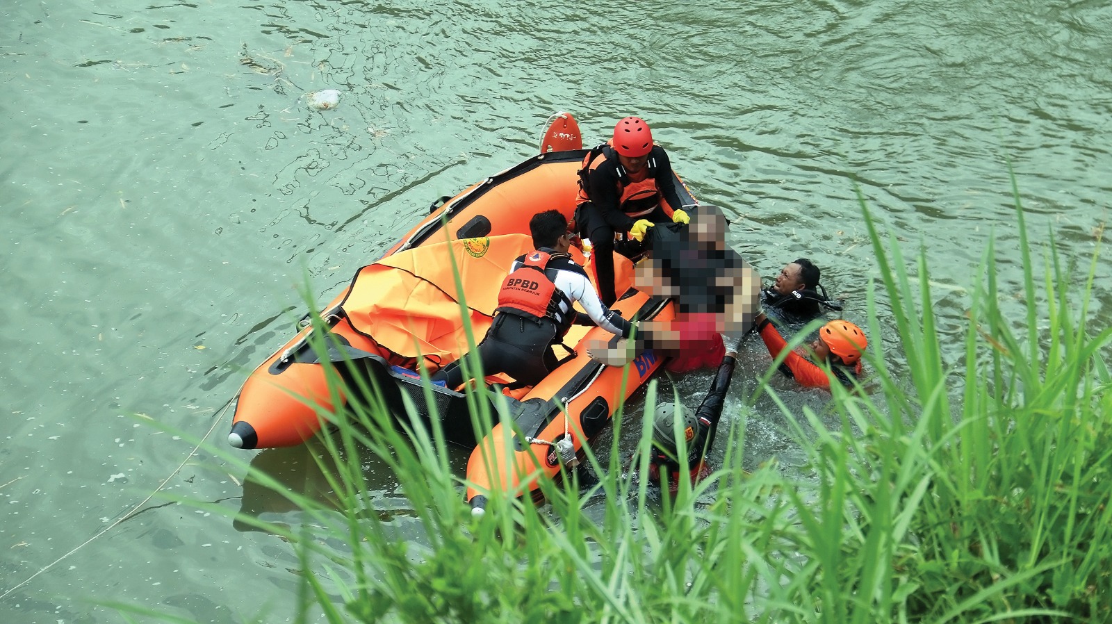 BPBD Lakukan Ini Demi Evakuasi Korban Mobil Tercebur Sungai di Sugihwaras Bagor Nganjuk