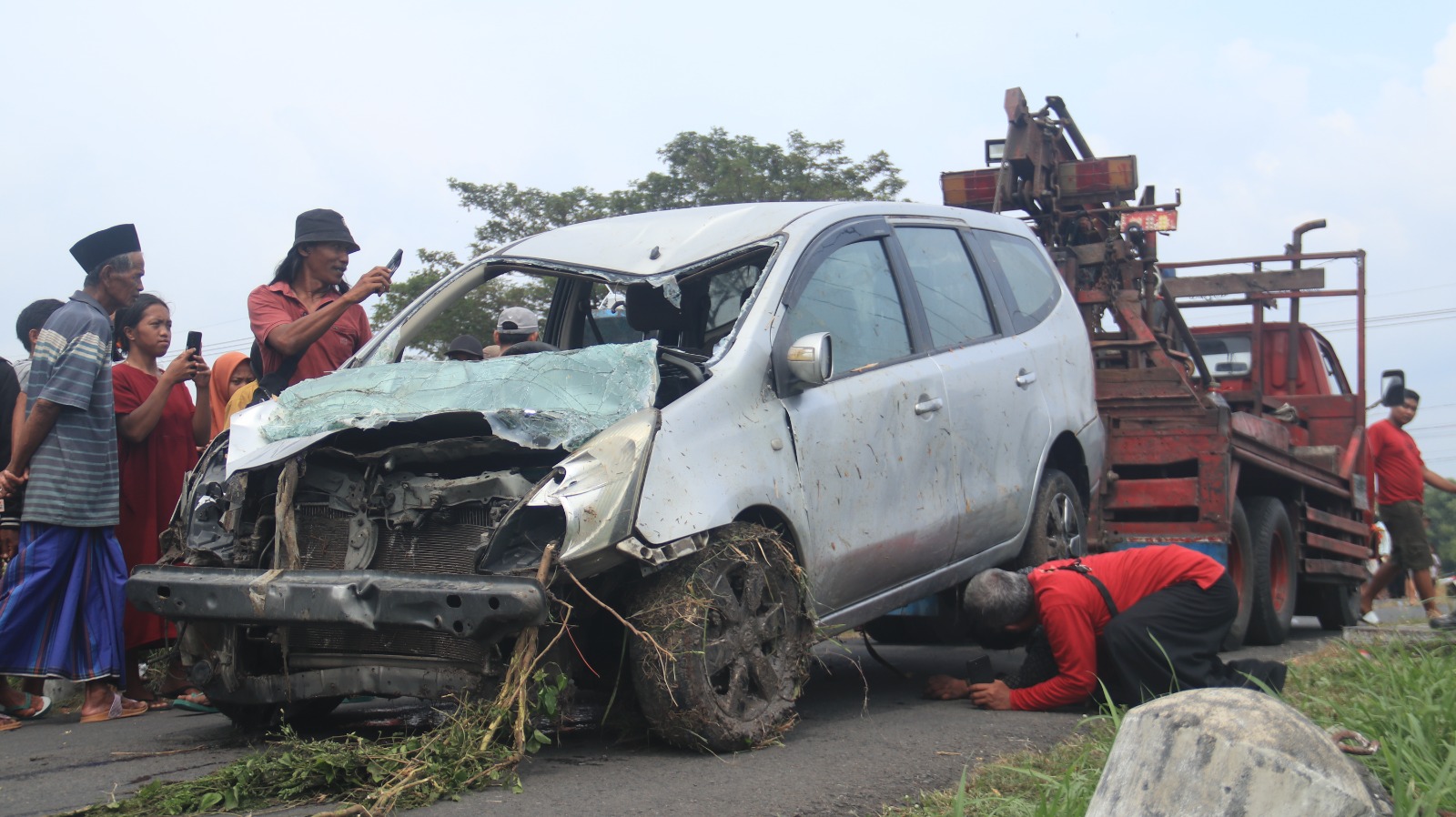 mobil tercebur sungai