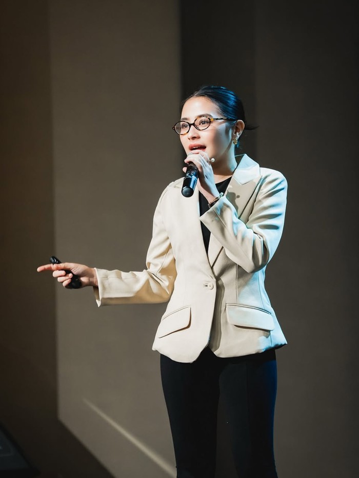 Prilly Latuconsina saat mengajar di LSPR