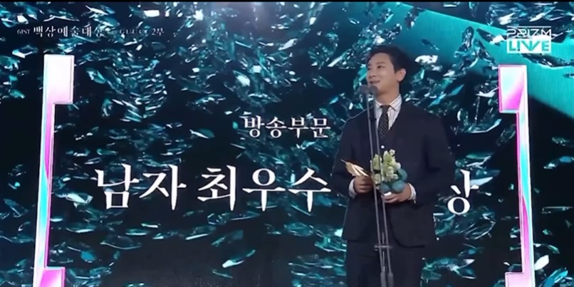 Ju Ji Hoon Sabet Gelar Sebagai Aktor Terbaik dalam Kategori Drama dalam 61th Baeksang Arts Awards