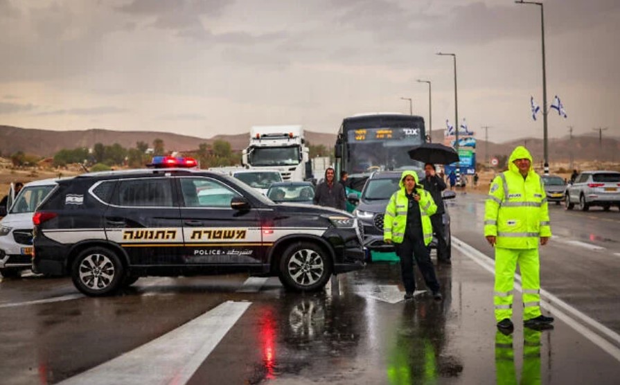 Polisi memblokir jalan raya 90 karena banjir yang melanda di Gurun Negev.