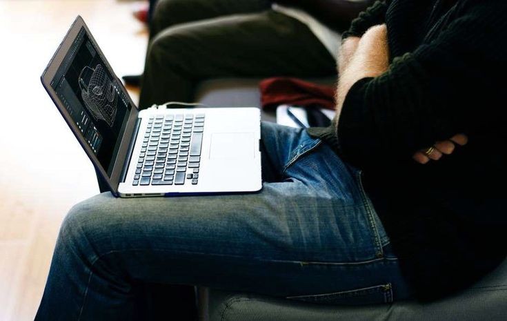 Kebiasaan Memangku Laptop Bisa Melemahkan Kualitas Sperma, Mitos atau Fakta?