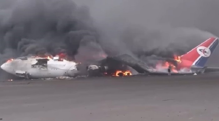 Sebuah pesawat di Bandara Internasional Sanaa terbakar akibat serangan rudal dari Israel.
