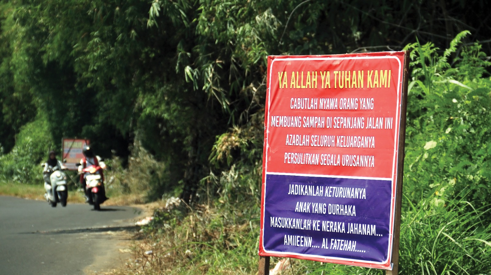 Desa Gemenggeng Bagor Nganjuk Hebohkan Warga dengan Banner Kutuk Pembuang Sampah, Begini Alasannya