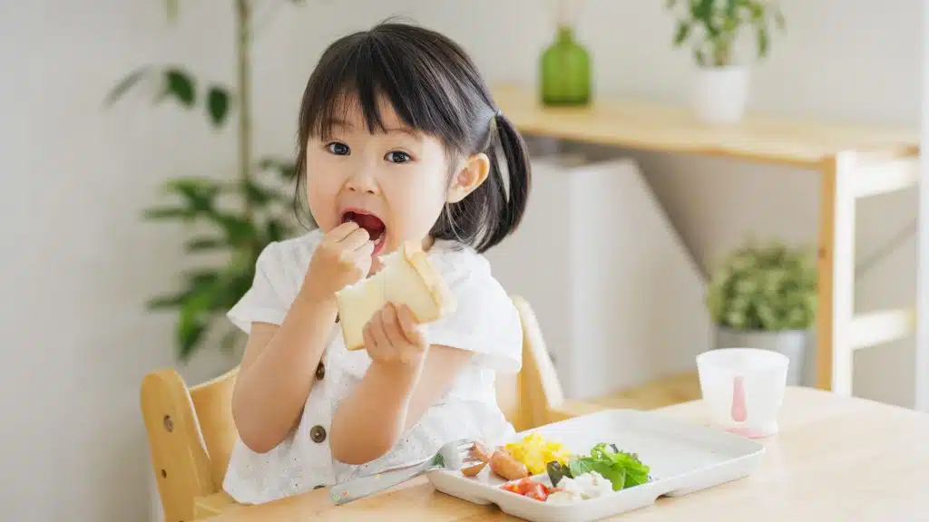 Sarapan sehat memberi anak energi dan nutrisi.