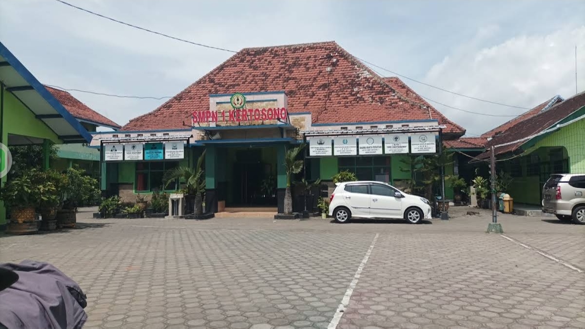 Hari Pertama SPMB Jalur Domisili di Kota Angin, SMPN 1 Kertosono Alami Overload