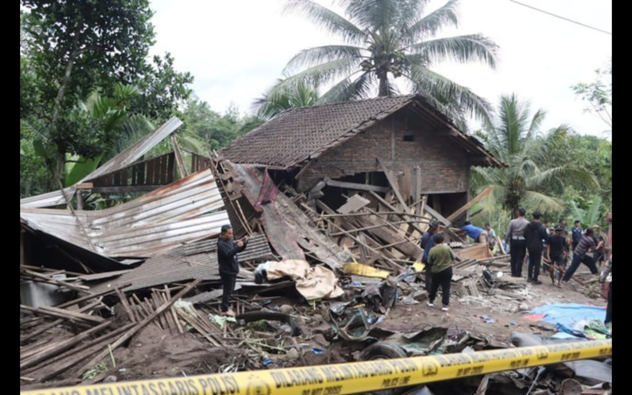 Kecelakaan Maut di Purworejo: Truk Rem Blong Tabrak Angkot, 11 Orang Tewas dan Rumah Hancur