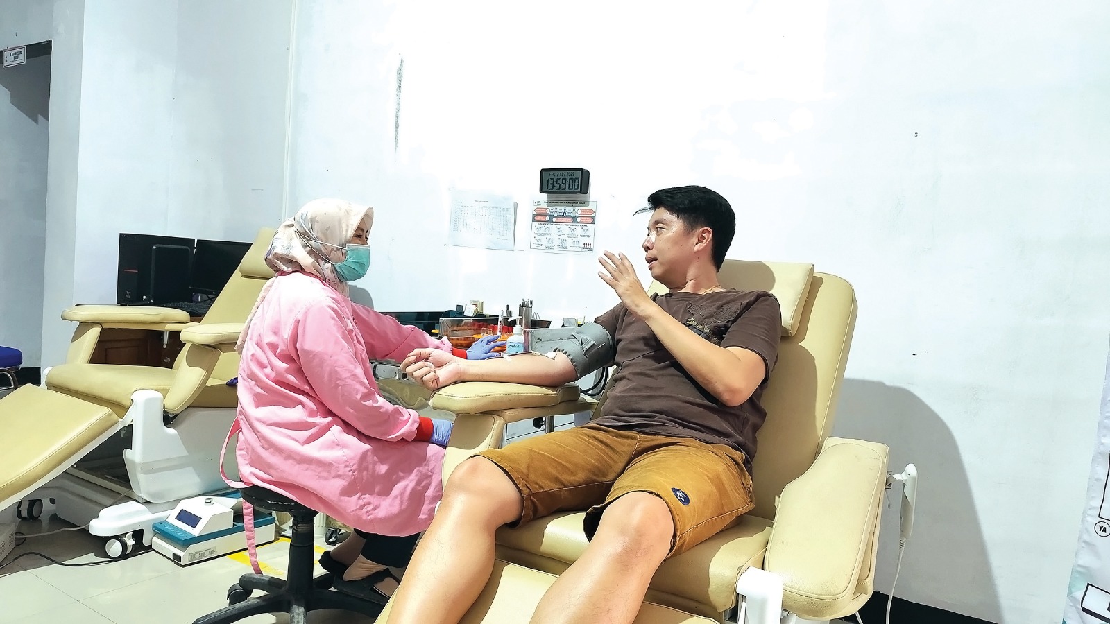 Seorang pira sedang mendonorkan darahnya di PMI Nganjuk