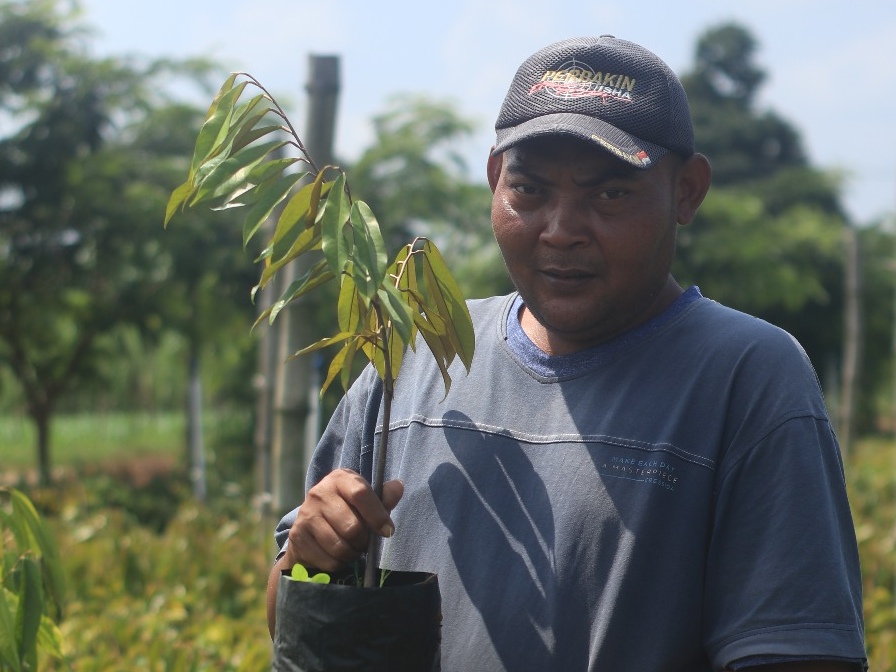 Warga Dusun Kandangan di Kecamatan Tanjunganom dengan Tanaman Bibitnya