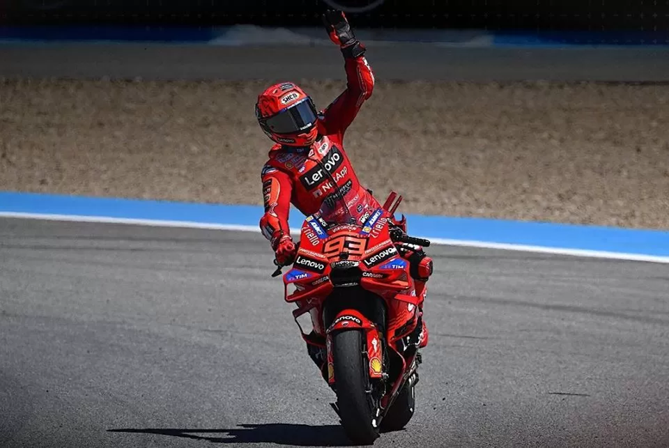 Pembalap Ducati, Marc Marquez, saat merayakan kemenangannya di sesi sprint MotoGP Prancis 2025