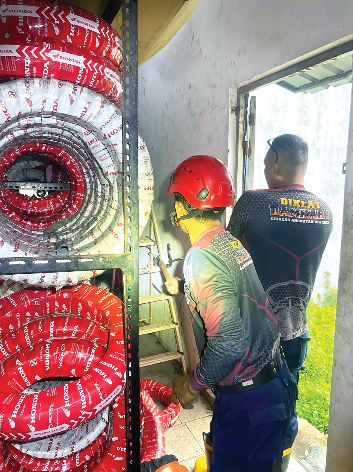 Ular Bikin Gempar Bengkel Motor di Rejoso Nganjuk