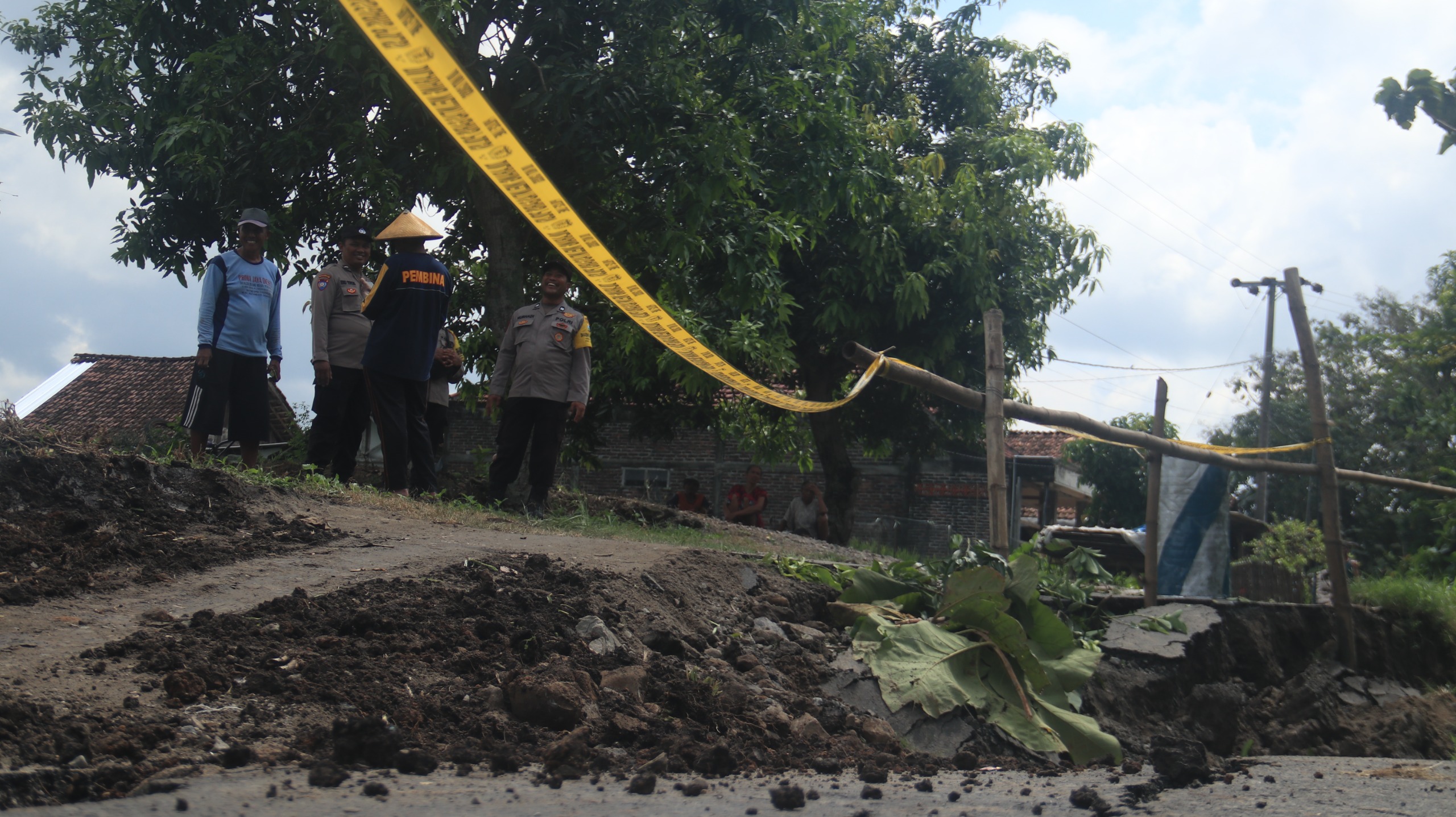 Waspada! Jalan di Nganjuk Ini Rusak Parah Akibat Tergerus Sungai