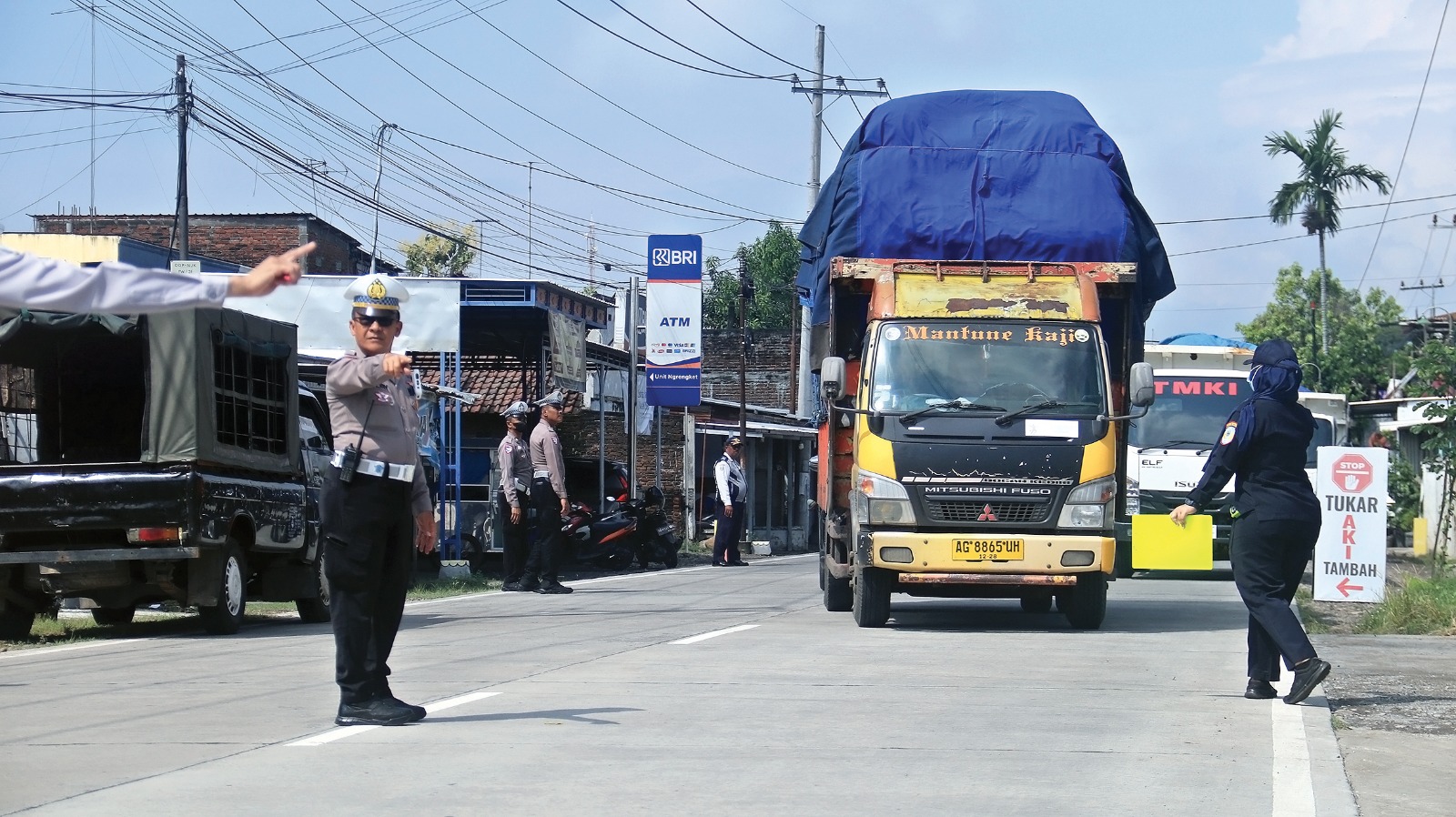 Petugas Gabungan Lakukan Razia di Desa Ngrengket