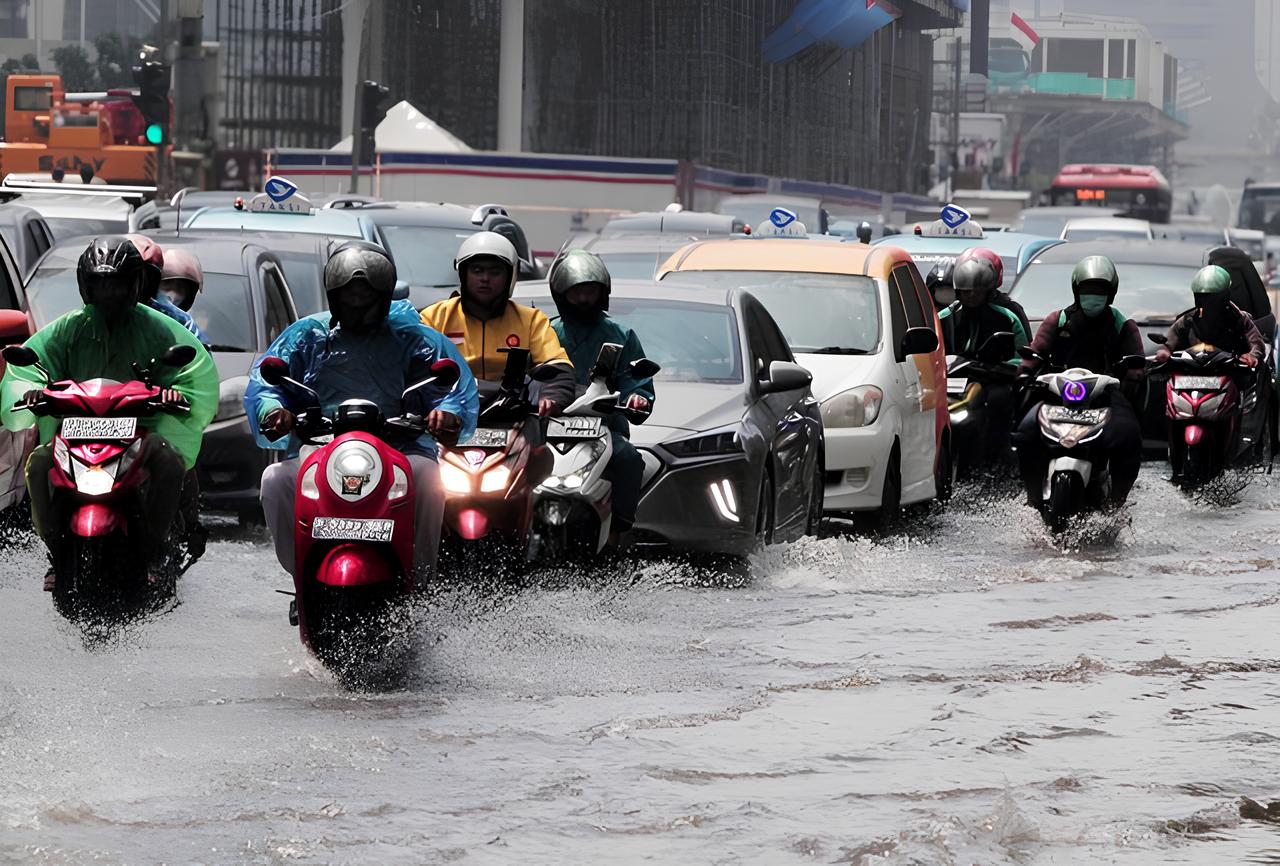 Foto : Pengendara motor saat musim hujan