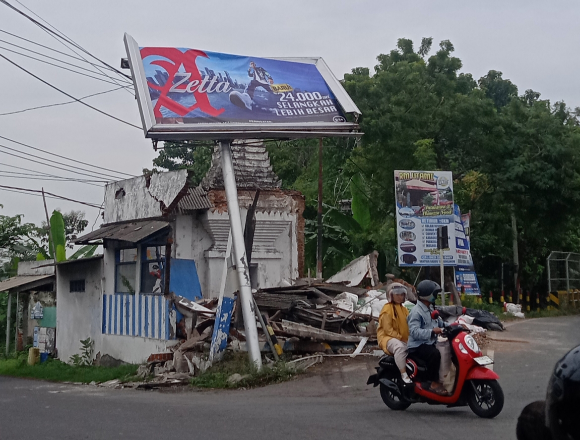 Bruakkk...Pos Polisi di Desa Patihan Dihantam Dump Truk