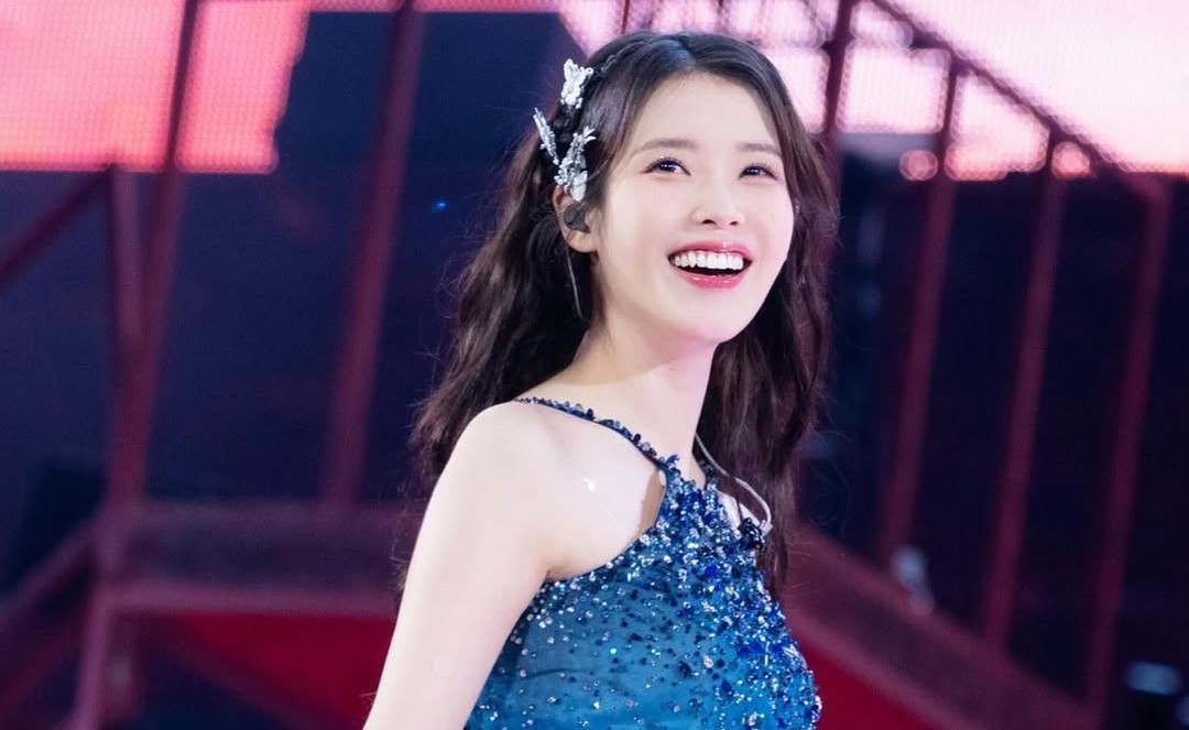 IU pada saat tampil di acara knsernya.