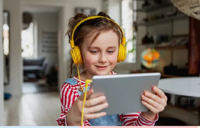 Kecanduan Gadget, harus bijak dalam mengenalkan pada anak