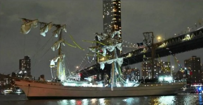 Kapal Angkatan Laut Meksiko Tabrak Jembatan Brooklyn Pada Sabtu (17/5) Malam.