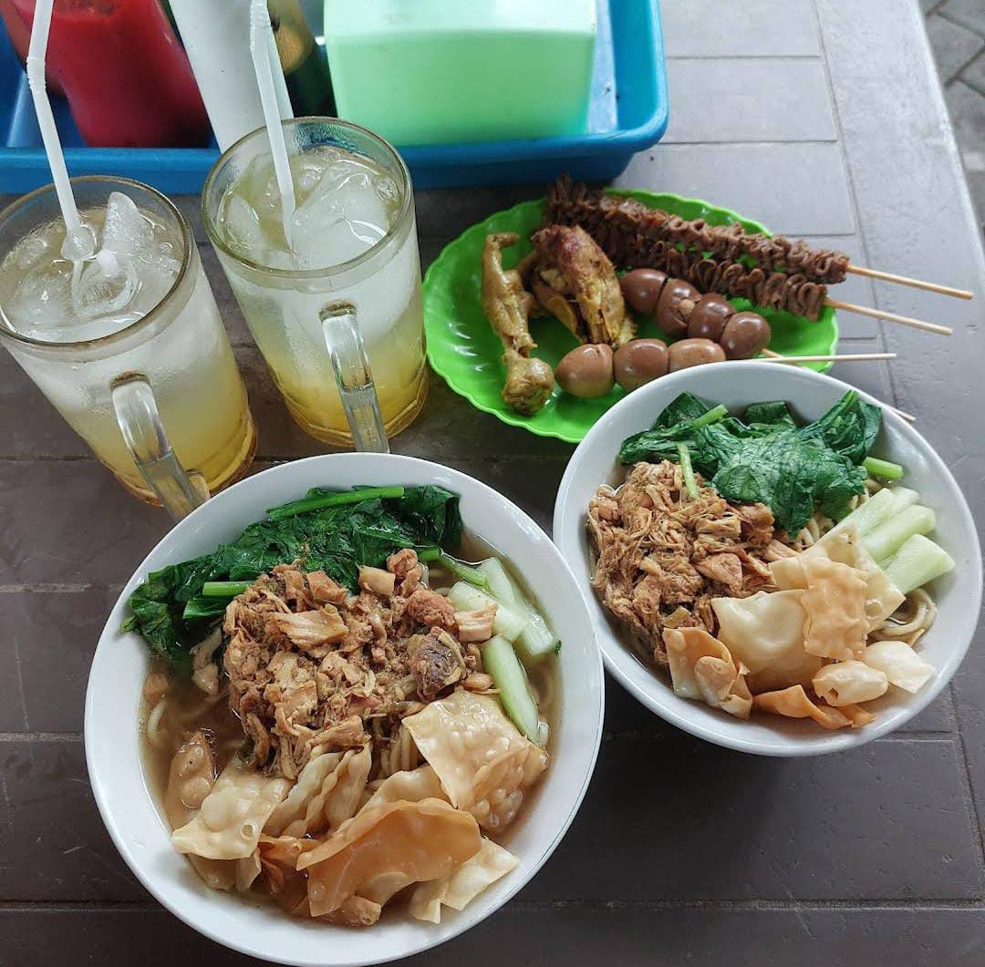 Dua porsi mie ayam di salah satu warung mie ayam di Nganjuk.