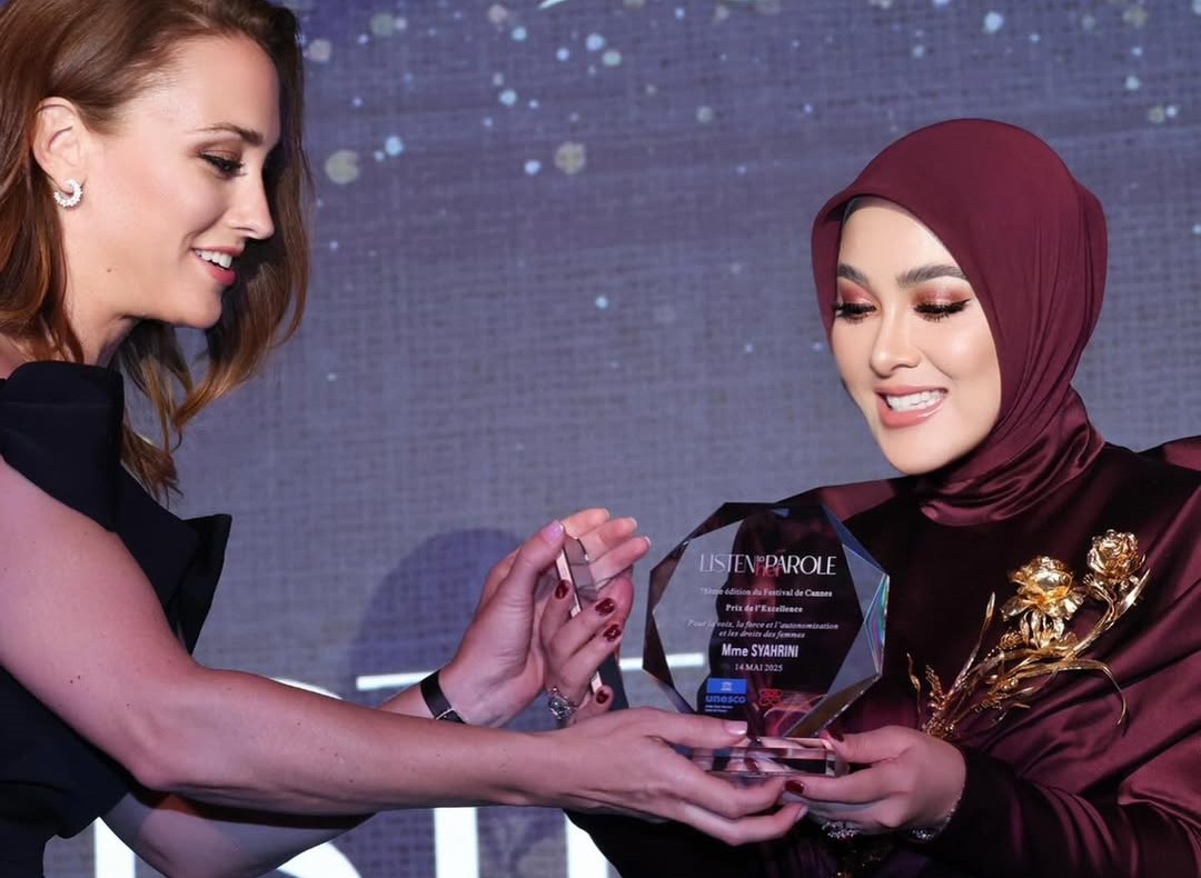 Momen Syahrini saat menerima penghargaan di Festival Film Cannes 2025.