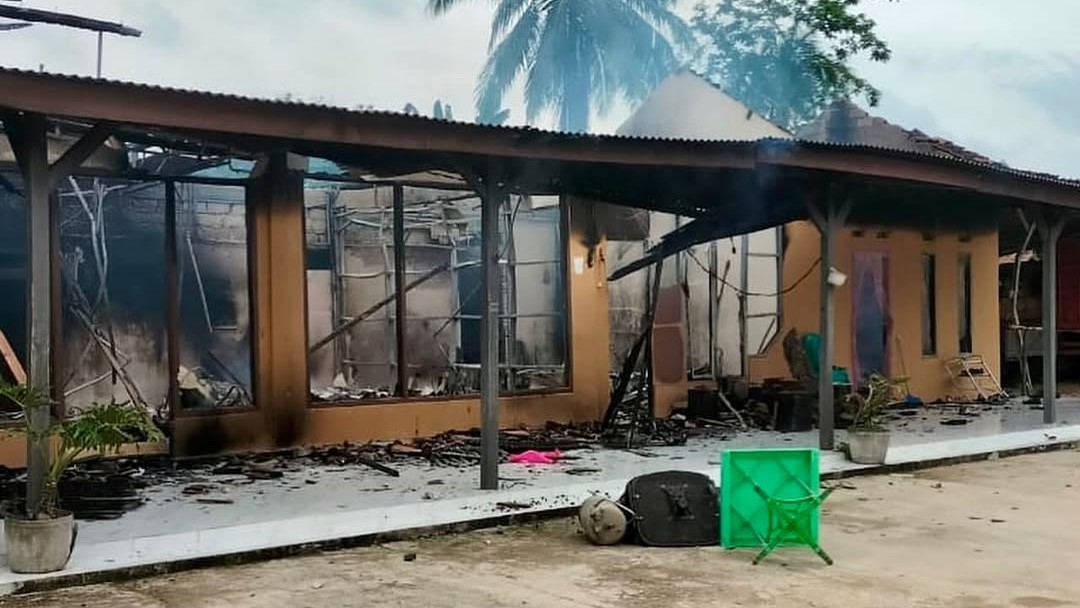 Rumah Kepala Desa dibakar massa karena dugaan korupsi beras bansos.