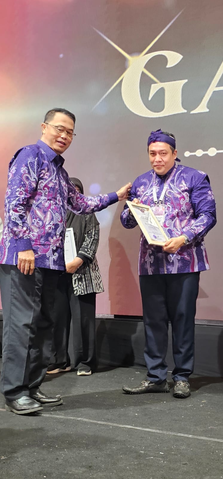 Dokter Gigi Ronny Raih Penghargaan Dokter Gigi Terinovatif dan Berprestasi Nasional 2025