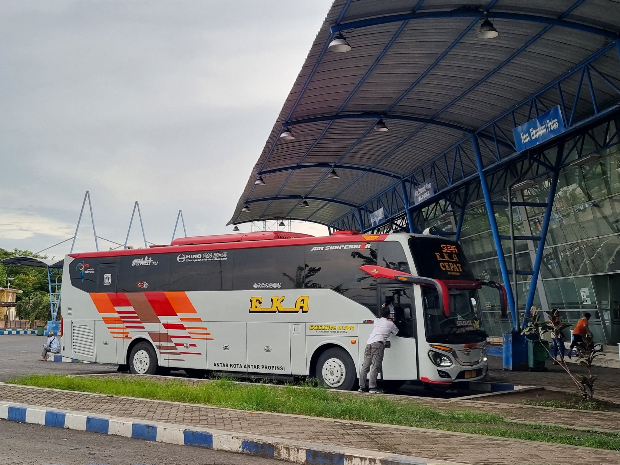Bus Eka ngetem di Terminal Anjuk Ladang