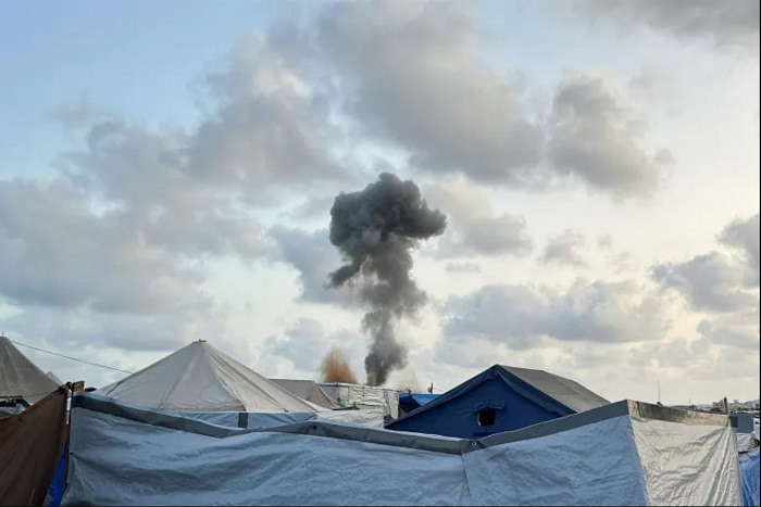 Asap membumbung terlihat dari kamp penampungan setelah Israel melancarkan serangannya di Jalir Gaza selatan