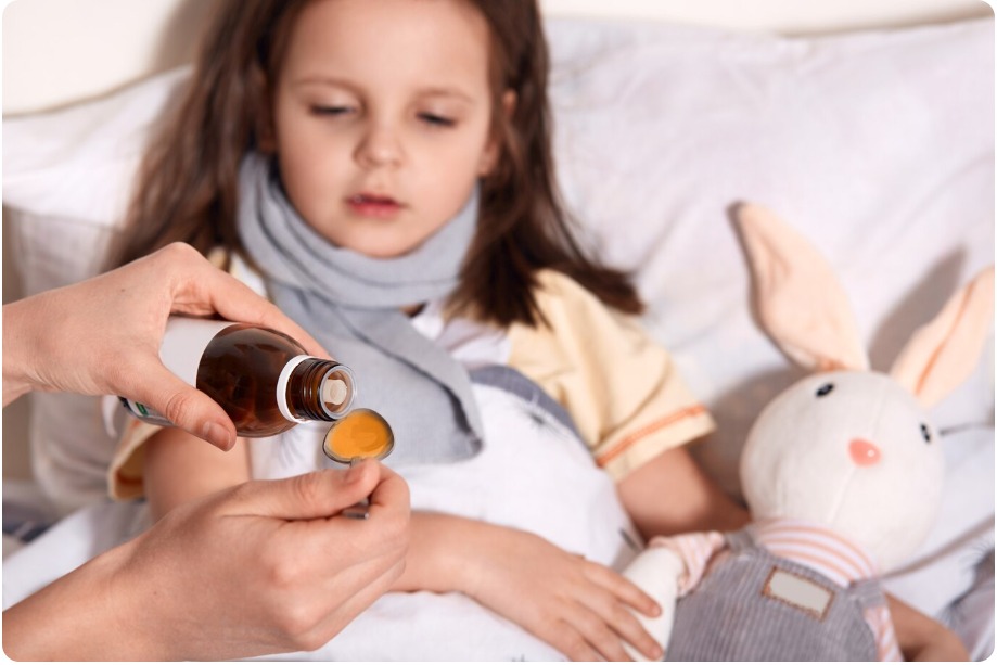 Ilustrasi seorang anak sedang minum obat.