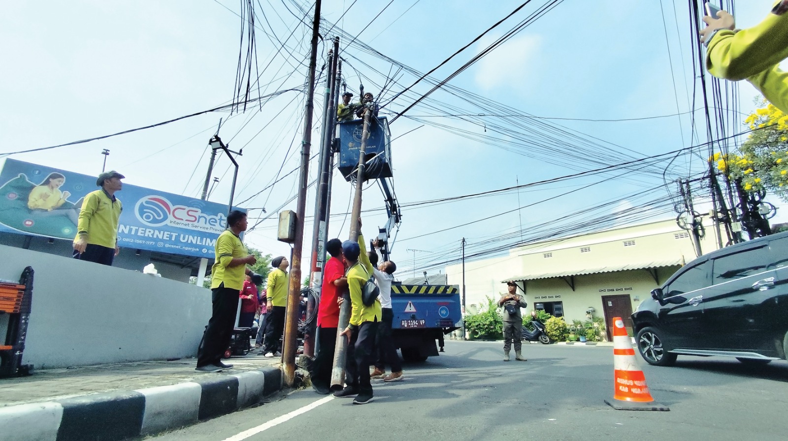 PROVIDER NAKAL: Petugas Satpol PP Kabupaten Nganjuk memutus puluhan kabel wifi ilegal dan memotong tiang provider tak berizin di Jalan Yos SUdarso, Kelurahan Payaman, Kecamatan Nganjuk.
