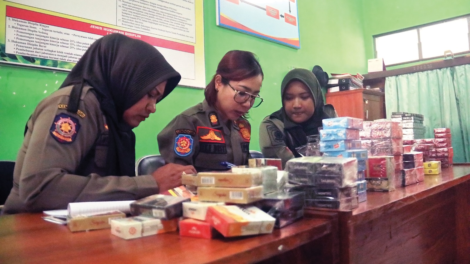 BERBAHAYA: Petugas Satpol PP Nganjuk mengamankan puluhan ribu batang rokok ilegal saat razia selama dua hari di tiga kecamatan.