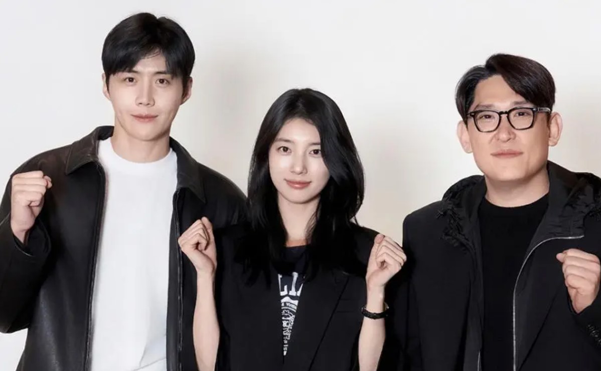Foto Kim Seon Ho, Bae Suzy, dan Sutradara Han Jae Rim saat pembacaan naskah drama